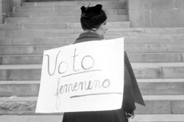 Margarita Robles de Mendoza, pide voto femenino con cartel a la espalda